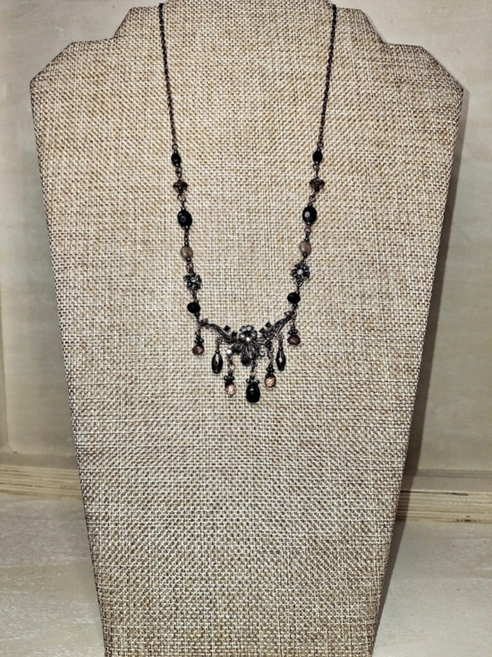 Beaded Pendant Necklace in Black & Pink Like New